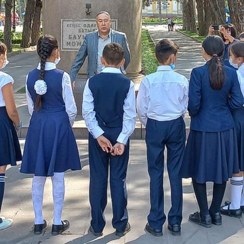 Жазушы Бейсенбай Сүлейменов балалармен кездесті
