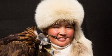 Әлемге аты танылған «Бүркітші қыз» Шығыс Қазақстанға көшіп келді