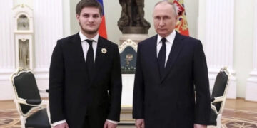 Кадыров өзінің үлкен ұлы – Ахматқа да «Шешенстан батыры» атағын берді