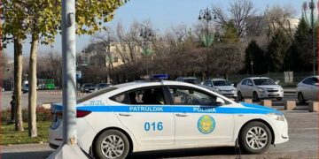 Алматыда «орыстар туралы» ән шырқаған белсендіні полицияға шақырды