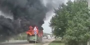 Оралда оқушылар мінген автобус аяқ астынан тұтанып, өртеніп кеткен