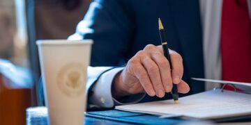 Байден Украинаға $61 млрд көлемінде әскери көмек беру заңына қол қойды