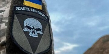 Шешендер соғыстан балаларының денелері келулері үшін дұға жасап отыр