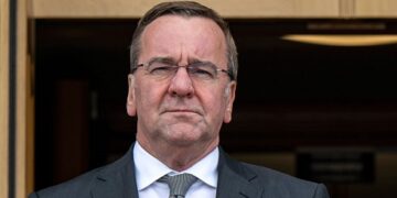 Германия қорғаныс министрі Еуропадағы соғысқа дайындалуға шақырды