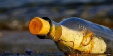 Бір әйел 95 жыл бұрын хат салынған бөтелке тауып алды