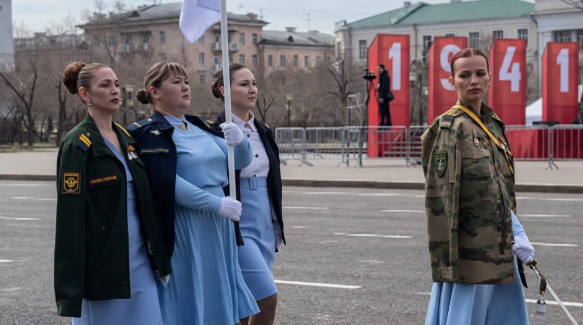Читада Украинада оққа ұшқандар жесірлері Жеңіс шеруіне қатысты (видео)