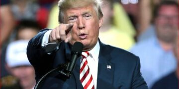 «Ол отпен ойнап отыр». Трамп Путиннің Украинаға соққысын сынады