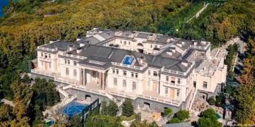 Украина Путин сарайы жанындағы қорғаныс жүйесіне соққы беріп жатыр