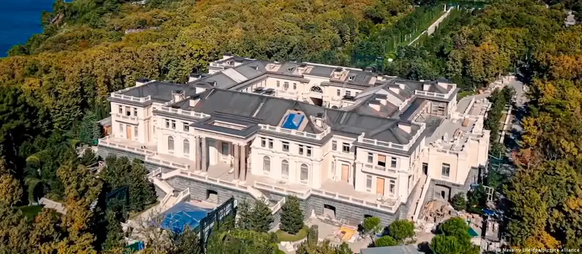 Украина Путин сарайы жанындағы қорғаныс жүйесіне соққы беріп жатыр