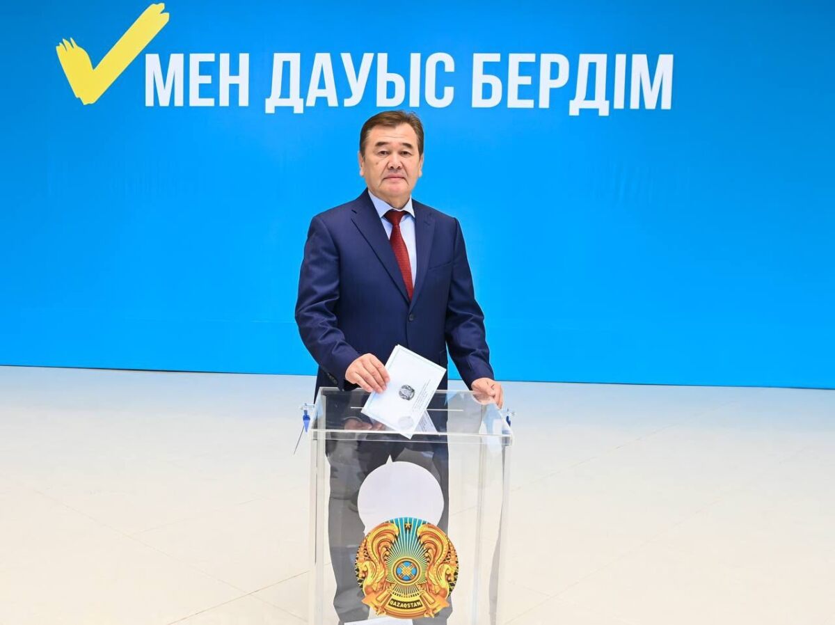 Қызылорда облысының әкімі Мұрат Ергешбаев Құрылтай сайлауында дауыс берді