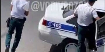 Ферғанада бала көтерген әйелді тепкен полицей қызметінен қуылды