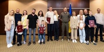Зеленский Мариуполь мен «Азовстальдің» 5 еріне Батыр атағын берді