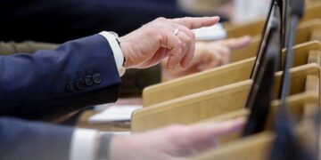 Мемлекеттік дума Путинге кез келген елге басып кіруге рұқсат берді