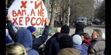 Херсонда жергілікті тұрғындар оккупанттарға қарсы шеруге шыққан