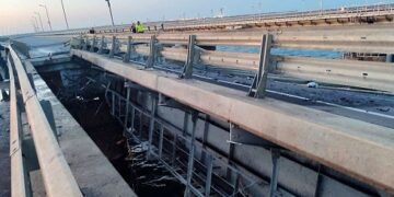 Қырым көпірінде жарылыс орын алды. Екі адамның қаза тапқаны айтылды