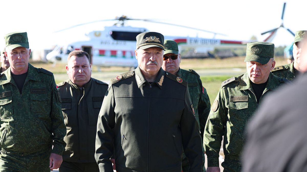 Лукашенка армияның соғысқа қаншалықты дайын екенін тексеруді бұйырды  