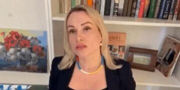 Украинаға ара түскен журналист Овсянникова өзгеріп шыға келді