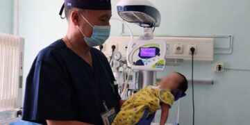 Алматыда дәрігерлер жаңа туған нәрестеден екі келілік ісікті алып тастады