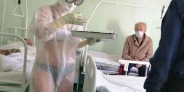 Медбике жұмысқа жұқа киіммен келіп, елді шулатты