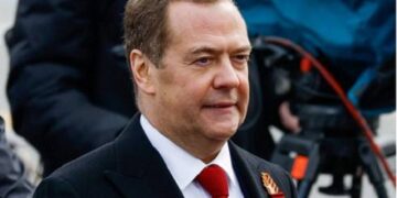 Ресей Украинаны жойып жіберу үшін қолдан келгеннің бәрін істейді – Медведев