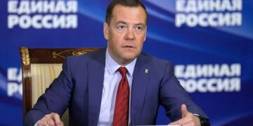 Медведев келісім жасасқаннан кейін Украинаны толық басып алуға шақырды