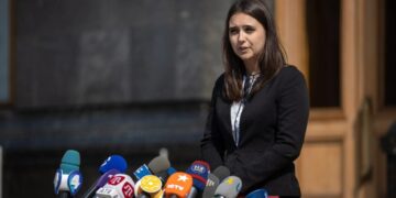 Зеленськийдің бұрынғы баспасөз хатшысы оған қара күйе жағып бақты