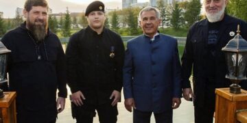 Татарстан басшысы Кадыровтың түрмедегі адамды ұрған ұлын марапаттады
