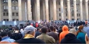 Тбилисиде сайлау нәтижесіне келіспеушілер шеруге шықты