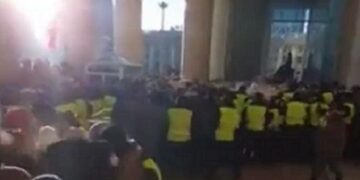 Моңғолияда шерушілер 4 қызметкерді өлтіріп, Үкімет үйін басып алды