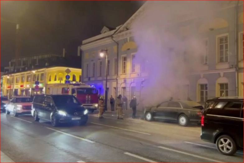 Мәскеудің орталығында Путин гаражы көлігінің күлі көкке ұшты