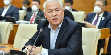 Депутат Әбенов зейнетақы қорынан Air Astana-ға ақша беруге қарсы шықты