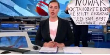 «Бірінші арна» қызметкері тікелей эфирде Путинді айыптады (видео)