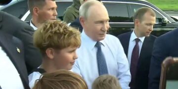 Путин Новосібірде кортежді тоқтатып, көшедегі тұрғындармен сөйлесті