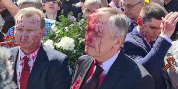 Польшада көпшілік Ресей елшісінің үстіне қызыл бояу шашқан