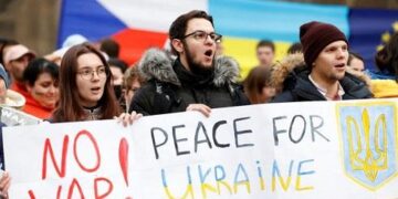 Чехия РФ дипломаттарына «батқан кемеден кетуді» ұсынды