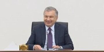 Президент Мирзиеёв мәжілісті тоқтатып, Жураевты құттықтады