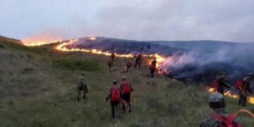 Қарқаралыда табиғи себеппен тұтанған өртті сөндіру жалғасуда