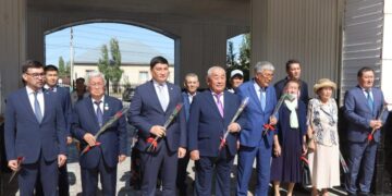 Қызылордада Ұлы Абайдың ескерткішіне гүл шоқтары қойылды