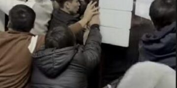 Қызылордалықтар «Қорқыт» сауда үйінде арзан аяқкиімдерге таласып қалды