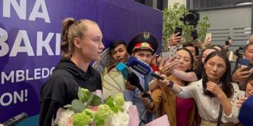 Астана жұртшылығы түнде Елена Рыбакинаны әуежайда күтіп алды
