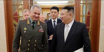Шойгу қолын жайып, қайыр тілеп, қару сұрап, Солтүстік Кореяда жүр