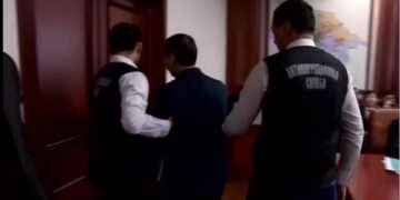 Шымкентте Антикор басқарма бастығын әкімнің жиыны үстінен ұстап әкетті