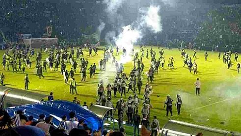 Photo of Индонезияда футбол матчынан кейінгі тәртіпсіздікте 130 адам қаза тапты