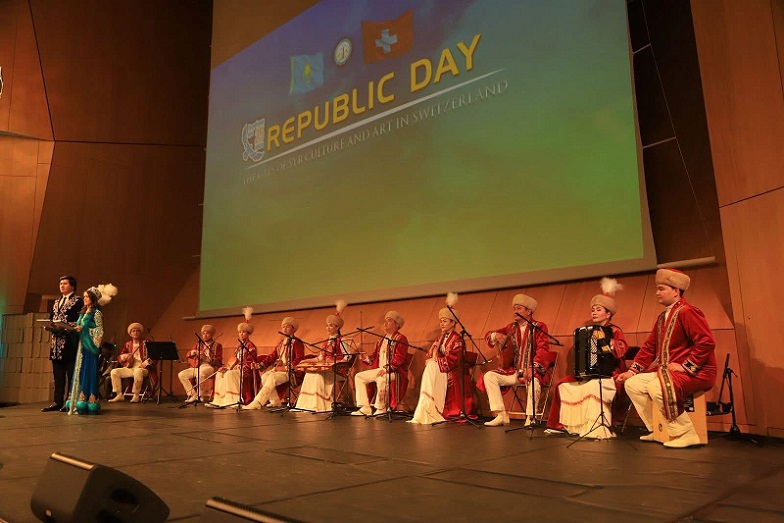 Сыр бойы өнер шеберлері Швейцария сахнасында өнер көрсетті