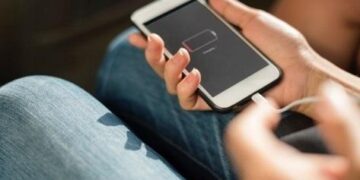 15 жасар қыз смартфон қуаттап отырып қаза тапты