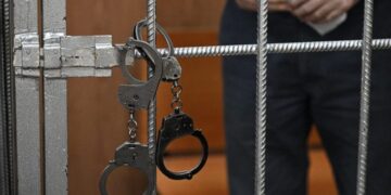 За время войны в России задержали почти 700 чиновников руководящего уровня