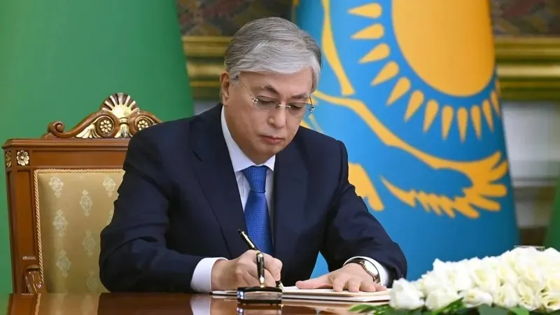 Президент барлық деңгейдегі мәслихаттар өкілеттігін мерзімінен бұрын тоқтатты