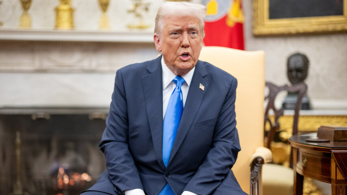 Трамп Украина «бейбіт келісімді қалауы тиіс», Ресей қоры көп зор машина деді