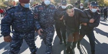 Ереванда Пашинянға қарсылар мен полиция қақтығысты