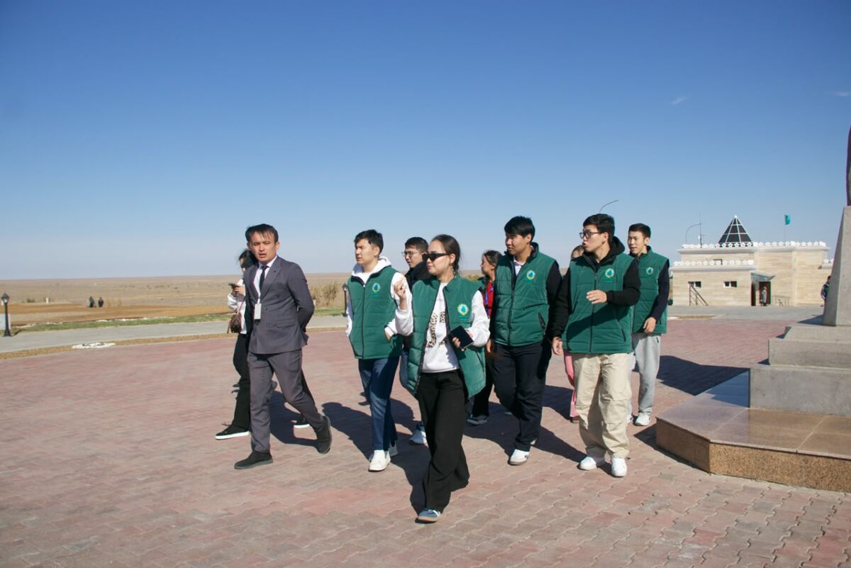 «Green Aral: Volunteers For Life 2026» форумына қатысушылар Қорқыт ата кесенесіне барды
